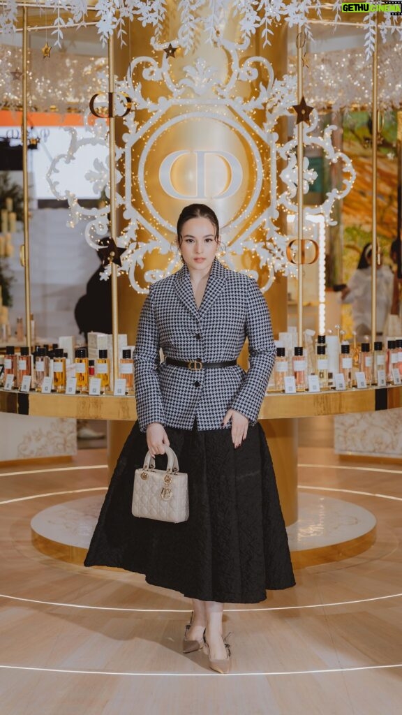 Chelsea Islan Instagram - Get ready with me for an escape in the Fairytale World of Les Tuileries Royal Garden, Carousel of Dreams. #DIORHoliday #DreaminDIOR #DIORBeauty ✨