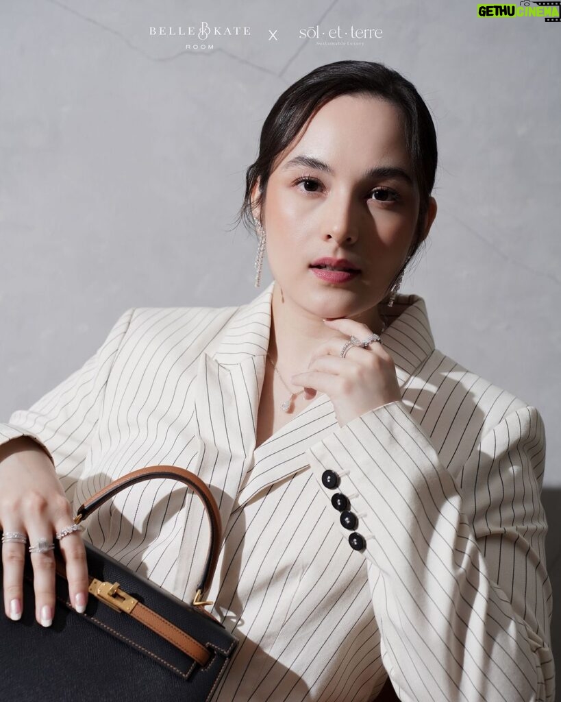 Chelsea Islan Instagram - Steal hearts, shine bright! @chelseaislan, the actress turned entrepreneur, looks graceful with our H bag collection and @sol.et.terre lab-grown diamond jewelry collection for our latest #BELLEANDKATEADORES #chelseaislan