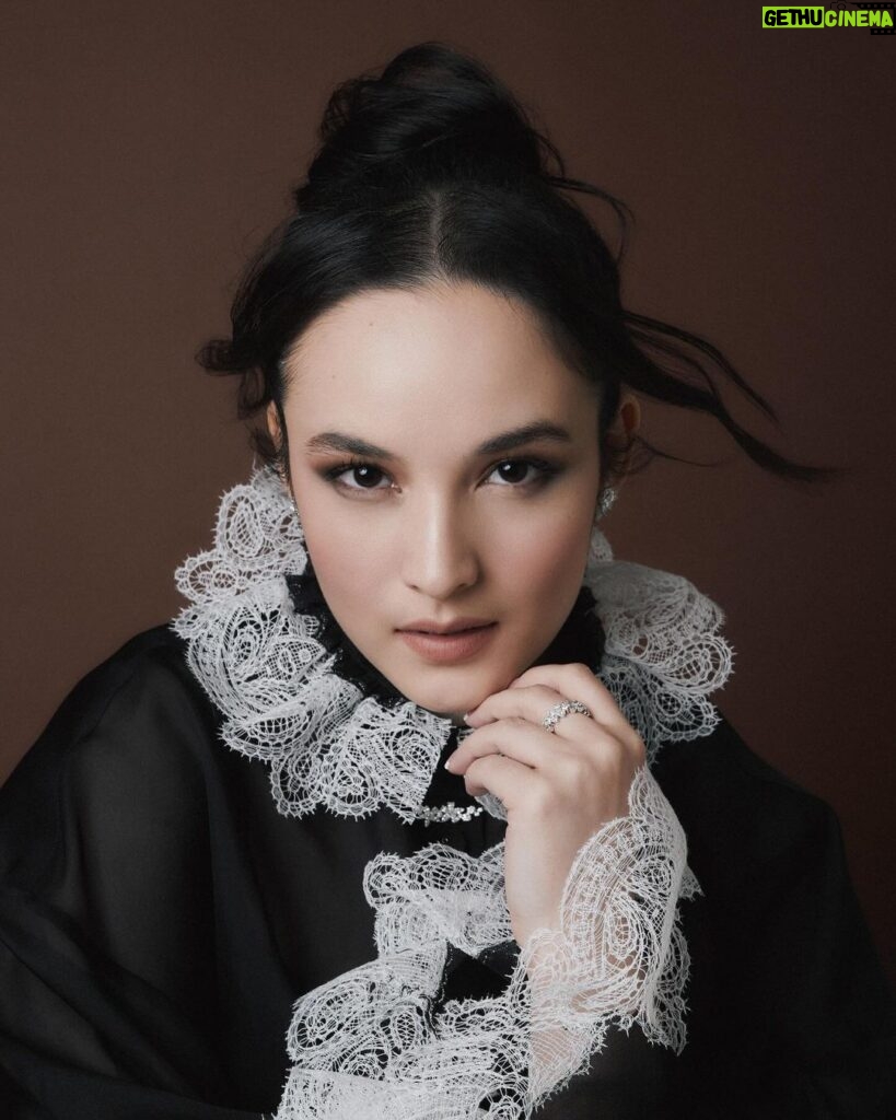 Chelsea Islan Instagram - On the Cover of @highendmagazine for February 2024 Issue 🖤🖤🖤 Photo @febiramdhan Styling @mangarajanegoro Text and Interview @dewianggriani.s Makeup @bubahalfian Hairdo @arsyndlaura from @puspitamarthaid Wardrobe @biyanofficial @boyfsembiring Jewelry @sol.et.terre Editor in Chief @lysiajessica #SenimanMudaBerkarya