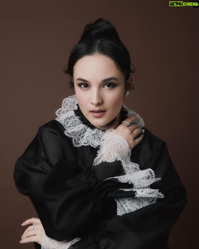 Chelsea Islan Instagram - On the Cover of @highendmagazine for February 2024 Issue 🖤🖤🖤 Photo @febiramdhan Styling @mangarajanegoro Text and Interview @dewianggriani.s Makeup @bubahalfian Hairdo @arsyndlaura from @puspitamarthaid Wardrobe @biyanofficial @boyfsembiring Jewelry @sol.et.terre Editor in Chief @lysiajessica #SenimanMudaBerkarya