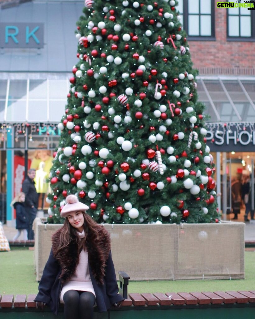 Chelsea Islan Instagram - Merry Christmas & Happy Holidays friends! Lots of love for all of you. Stay blessed & have a jolly one!🎄🌟 This was Christmas in Harrogate, United Kingdom. (2019)