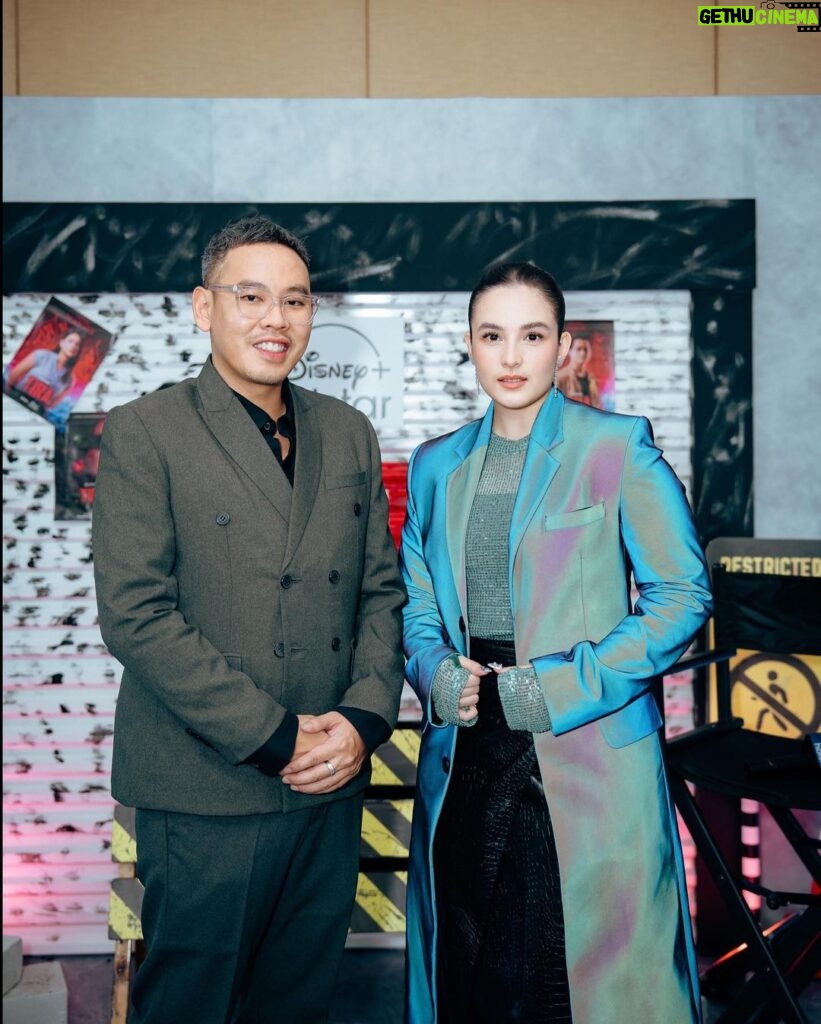 Chelsea Islan Instagram - Suci slaying in Holographic Coat from @moral_____ofthestory for Media & Press Junket of TIRA 🔮✨ Custom Jewelry by: @sol.et.terre Custom Nails by: @capriques Styled by: @imeldaimew Photographed by: @agrasuseno @snap.nuel #TIRA #Bumilangit #SenimanMudaBerkarya #JagadSinemaBumilangit