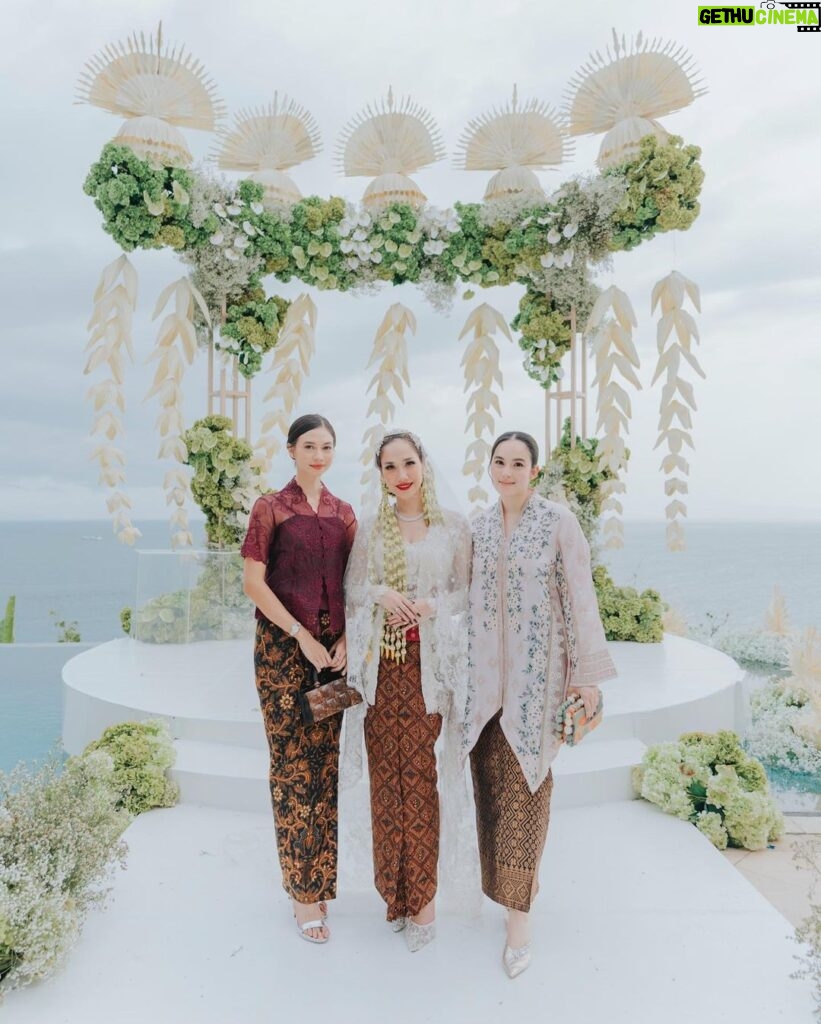 Chelsea Islan Instagram - Love is in the air! Happy to have witnessed the sacred and intimate ceremony of love. Happy wedding @itsmebcl 🤍 Amankila