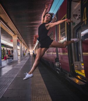 Chelsey Reist Instagram - leaping into monday with an attitude.

#mondaymood #attitudederrière #excited #lookingforward #ballerina #moderndance #moderndancer