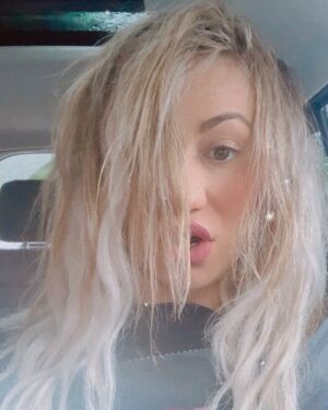 Chelsey Reist Instagram - may 2021 be less knotty. 

ringing in the new year with surf & sea dips. and a hair brush, eventually. #lilsasquatch