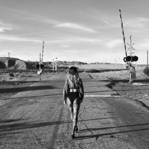 Chelsey Reist Instagram - i know the desert longs for me now. 
#longdays #longerlegs #longestshadows ⁣
⁣
⁣
⁣
⁣
#shotoniphone #unedited