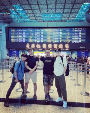 Chen-Kang Tang Instagram - 轉個身份、換個心情、回家玩玩
❤️❤️❤️

@worlds_no_1_gtv 
@brandt.inc 
@gerryoutdoorsjapan 
#gerryoutdoorsjapan 
@evaairways 
#皇璽桂冠艙