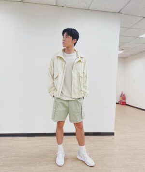 Chen-Kang Tang Instagram - 最近好像很流行第一張那樣的拍法…📷
喔對了 情人節快樂👀
#七夕 #情人節