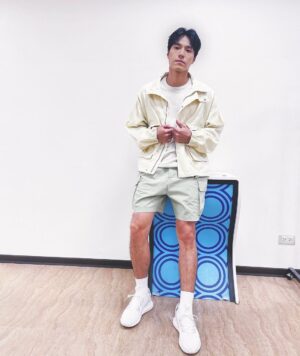 Chen-Kang Tang Instagram - 最近好像很流行第一張那樣的拍法…📷
喔對了 情人節快樂👀
#七夕 #情人節