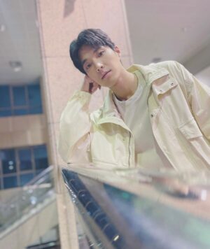 Chen-Kang Tang Instagram - 最近好像很流行第一張那樣的拍法…📷
喔對了 情人節快樂👀
#七夕 #情人節