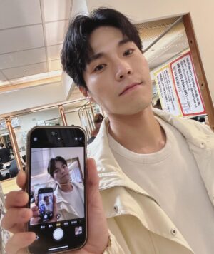 Chen-Kang Tang Instagram - 最近好像很流行第一張那樣的拍法…📷
喔對了 情人節快樂👀
#七夕 #情人節