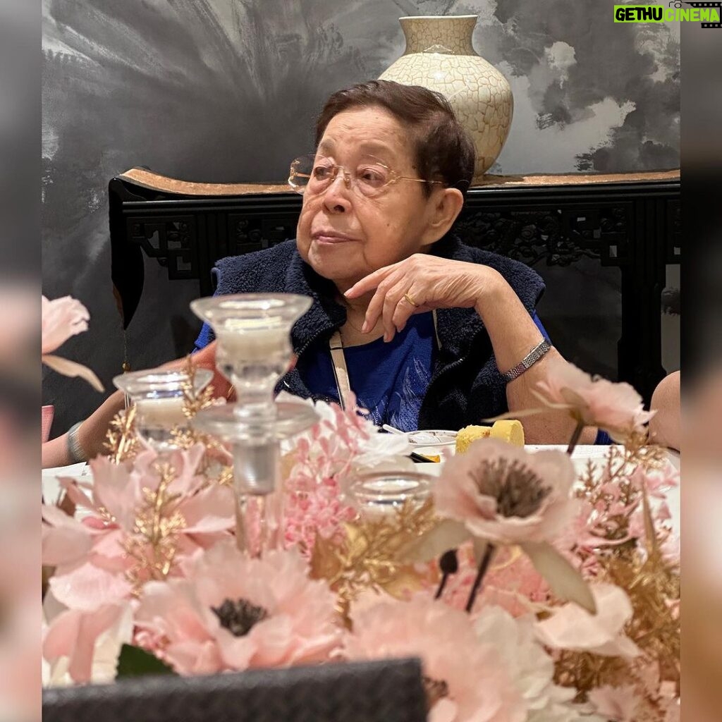 Chen-Kang Tang Instagram - 92歲了🥳🍾️ 最喜歡看到資深美女❤️ 聊天中氣十足 吃的多、笑的開 一口氣就能吹熄所有蠟燭👍👍 只想要你健康快樂 想吃就吃 想喝就喝 陪我們越久越好 生日快樂～🥰🥰🥰 下面開放祝福🤤