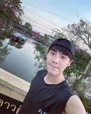 Chen-Kang Tang Instagram - 時隔三年
終於又可以重新開始
世界各地的跑步踩點紀錄了🥳
只要到各國各城市
時間情況允許的話就直接跑起來
今天趁著拍攝中間的小空檔
首跑泰國 
美功河水上市場 之怕迷路所以折返跑🤣
原以為美美日落+微風徐徐很可以
卻忘了泰國的”熱情”
跑一個差點脫水🤣
雖然跑不了太多，但心情好爽快🥰

@flippossocks 
#陪我跑遍世界