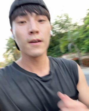 Chen-Kang Tang Instagram - 時隔三年
終於又可以重新開始
世界各地的跑步踩點紀錄了🥳
只要到各國各城市
時間情況允許的話就直接跑起來
今天趁著拍攝中間的小空檔
首跑泰國 
美功河水上市場 之怕迷路所以折返跑🤣
原以為美美日落+微風徐徐很可以
卻忘了泰國的”熱情”
跑一個差點脫水🤣
雖然跑不了太多，但心情好爽快🥰

@flippossocks 
#陪我跑遍世界