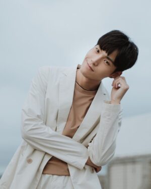 Chen-Kang Tang Instagram - 誠實的面對自己 
簡單的面對世界

@boss 
#ThisIsBOSS