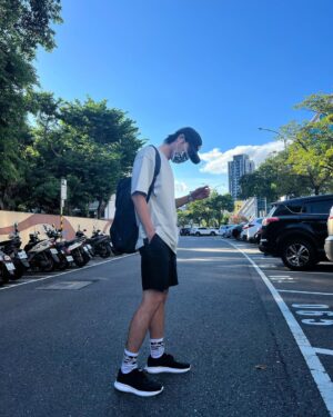 Chen-Kang Tang Instagram - 夏日午後的走走…
悶  熱  包圍著🫠

上衣、鞋子： @life8_tw