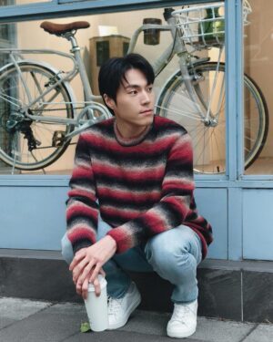 Chen-Kang Tang Instagram - 冬天冷洌的靜
多少消弭了
城市擁擠的鬧
偶爾探出頭的太陽
散發出溫暖的美好
❤️

服裝： @allsaintstaiwan 
攝影： @yowang.snap 
妝髮： @vivilinmakeup