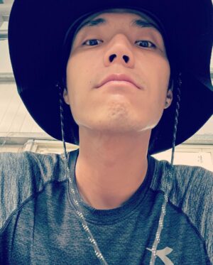 Chen-Kang Tang Instagram - 我期許自己要活得更真實也更誠實，要更接受甚至喜歡自己身上起伏的每個部分，才能更喜歡這個世界
我希望自己懂得處理、欣賞各種欲求，各種人性的醜陋與美妙，找到和它相處的最好方式