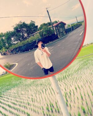 Chen-Kang Tang Instagram - 我期許自己要活得更真實也更誠實，要更接受甚至喜歡自己身上起伏的每個部分，才能更喜歡這個世界
我希望自己懂得處理、欣賞各種欲求，各種人性的醜陋與美妙，找到和它相處的最好方式