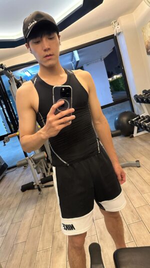 Chen-Kang Tang Instagram - 今天旅館的停車場旁有個小小健身房耶
即使只有幾個啞鈴和一台多功能訓練機
收工後還是想要去動一動，紀錄一下
練一下這荒廢已久的身體😆

影片音樂來源：
音樂: Born To Fight
音樂家: DIAB