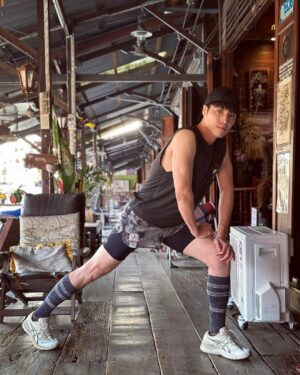 Chen-Kang Tang Instagram - 時隔三年
終於又可以重新開始
世界各地的跑步踩點紀錄了🥳
只要到各國各城市
時間情況允許的話就直接跑起來
今天趁著拍攝中間的小空檔
首跑泰國 
美功河水上市場 之怕迷路所以折返跑🤣
原以為美美日落+微風徐徐很可以
卻忘了泰國的”熱情”
跑一個差點脫水🤣
雖然跑不了太多，但心情好爽快🥰

@flippossocks 
#陪我跑遍世界
