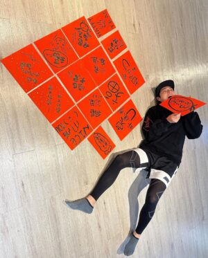 Chen-Kang Tang Instagram - 大年初一 寫春聯
繪畫藝術簡直融入了我的血液裡
你們猜那些是我的創作😎
祝大家新年快樂
鴻兔大展 錢兔似錦  兔年賺到兔 ❤️