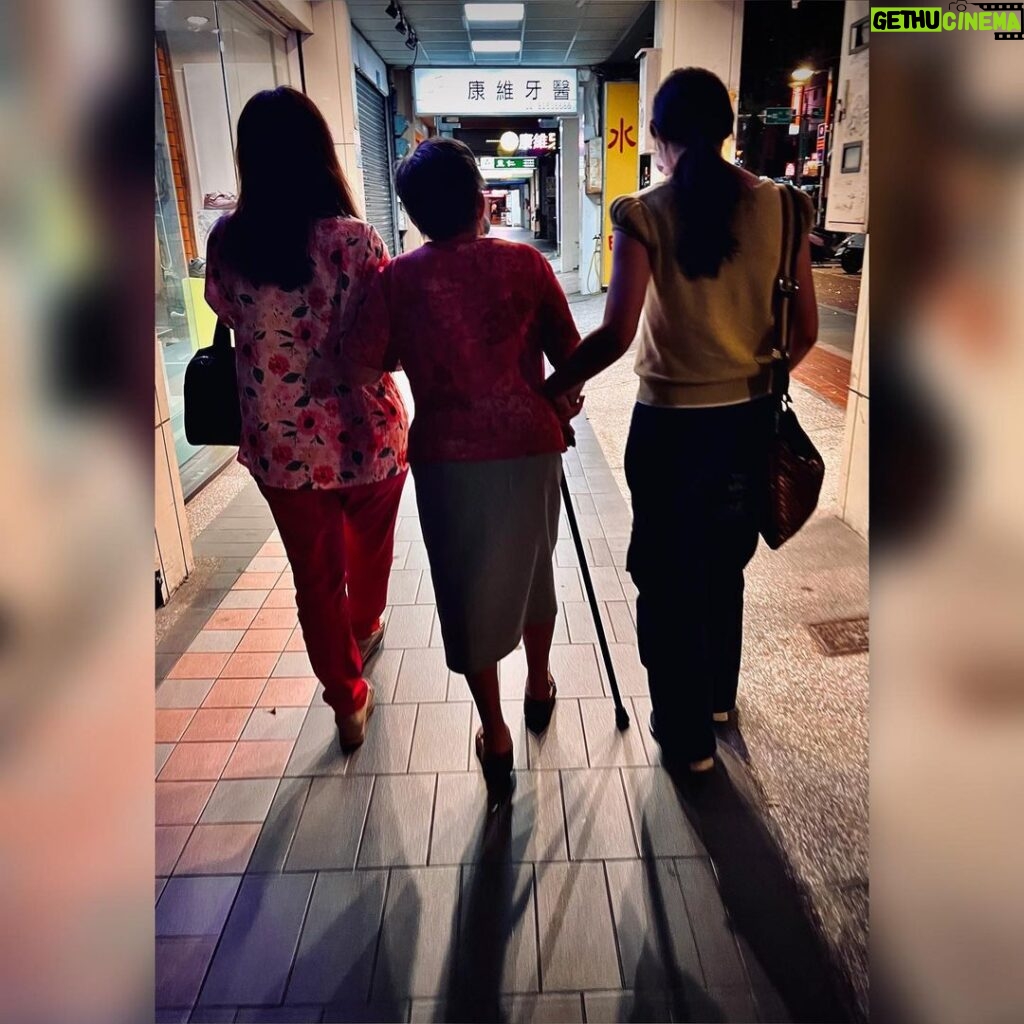 Chen-Kang Tang Instagram - 有榮幸帶著三位美女，請他們吃飯、陪他們聊天、散步 三個願望，一人分一個 只希望你們都健康平安喜樂 就好❤️ #一年一次 #農曆生日 #九八 #九九重陽敬老 #九八加滿謝謝