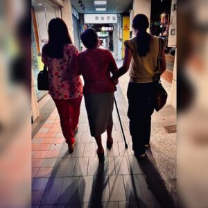 Chen-Kang Tang Instagram - 有榮幸帶著三位美女，請他們吃飯、陪他們聊天、散步
三個願望，一人分一個
只希望你們都健康平安喜樂 就好❤️

#一年一次 
#農曆生日 
#九八
#九九重陽敬老
#九八加滿謝謝