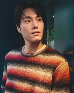 Chen-Kang Tang Instagram - 冬天冷洌的靜
多少消弭了
城市擁擠的鬧
偶爾探出頭的太陽
散發出溫暖的美好
❤️

服裝： @allsaintstaiwan 
攝影： @yowang.snap 
妝髮： @vivilinmakeup