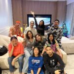 Chermarn Boonyasak Instagram - 29 ธันวาคม วันศุกร์สุดท้ายของปี 2023 Dinner ที่บ้านส่งท้ายปีใหม่ มีซานต้าใจดี Surprise คุณมัม น่ารักที่สุดดด 🎅🏻🫶🏼🎁🍾🦭🦭🫶🏼💋