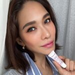 Chermarn Boonyasak Instagram - แรกๆ ก็ปากหวาน พอลองใช้ไปนานๆปากสวยเลย ตัวจบปากแบบตัวมัม สีสวยฉ่ำ ติดทนนาน แก้ปากดำ โดนขยี้ซ้ำเท่าไหร่ก็ยังชมพู เขิลลลเล้ยย 💋 @deesaythailand #ลิปรีแพร์ #ลิปสักปาก #deesay