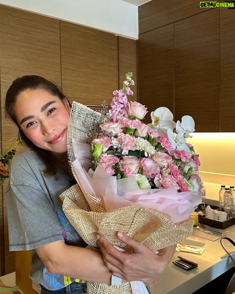 Chermarn Boonyasak Instagram - ขอบคุณโต้งที่อยู่ดูแลพลอยและให้กำลังใจพลอยนะ และขอบคุณพี่เบน ที่ส่งดอกไม้สวยๆมาให้พลอยนะคะ สดชื่นมาก 😋