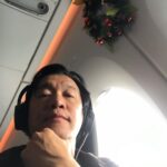 Chin Han Instagram – It’s a mistletoe, I think I’m supposed to do something #loveisintheair #holidayspirit