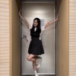 Cho Yi-hyun Instagram - 영스트리트 라디오 디제이 첫날 끝💓 내일도 8시에 보는 라디오에서 만나요!