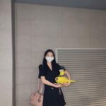 Cho Yi-hyun Instagram – 영화관에서 파는 굿즈를 부모님 허락없이 살 수 있다는 건, 
정말 멋진 어른이 된 기분이야.