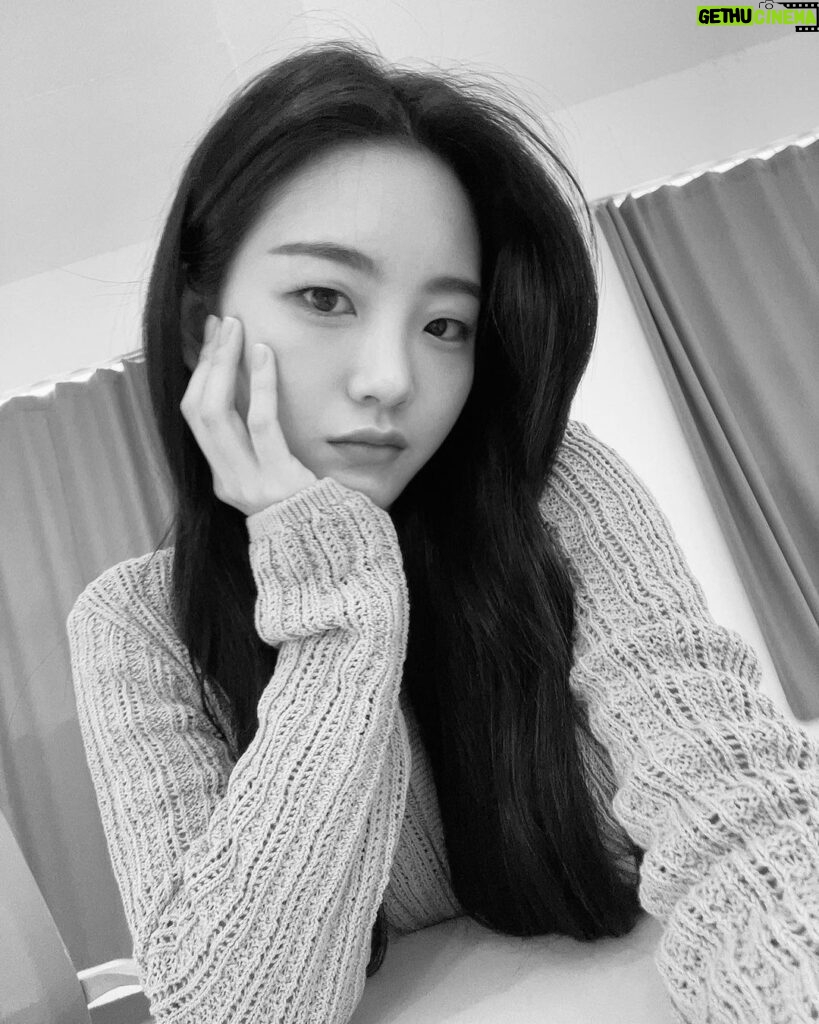 Cho Yi-hyun Instagram - 셀카를 찍어 봤습니다😬✌️ 5월이네요, 모두 몸도 마음도 건강하시길🤎