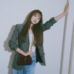 Cho Yi-hyun Instagram - #GucciJackieNotte #GucciJackie #ad 아이코닉한 아카이브를 재해석해 선보이는 디자이너 사바토 데 사르노의 구찌 재키 노떼. 구찌 2024 봄/여름 컬렉션을 대표하는 루소 앙코라 컬러의 뉴 핸드백을 만나보세요.