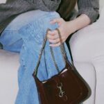 Cho Yi-hyun Instagram - #GucciJackieNotte #GucciJackie #ad 아이코닉한 아카이브를 재해석해 선보이는 디자이너 사바토 데 사르노의 구찌 재키 노떼. 구찌 2024 봄/여름 컬렉션을 대표하는 루소 앙코라 컬러의 뉴 핸드백을 만나보세요.