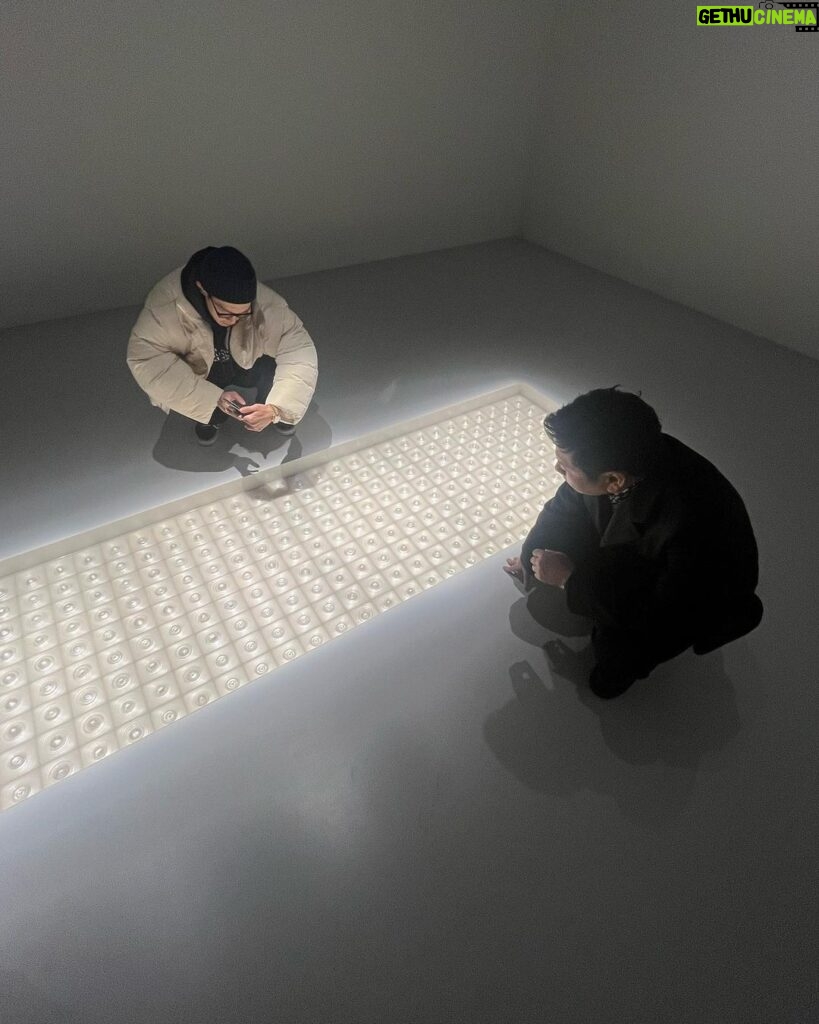 Choi Seung-hyun Instagram - Big Congratulations on the Solo Exhibition 'Cosmic Sensibility' by my Soul Brother @nawa_kohei ! I was greatly inspired by you again! 💫🚀 • Pace Gallery