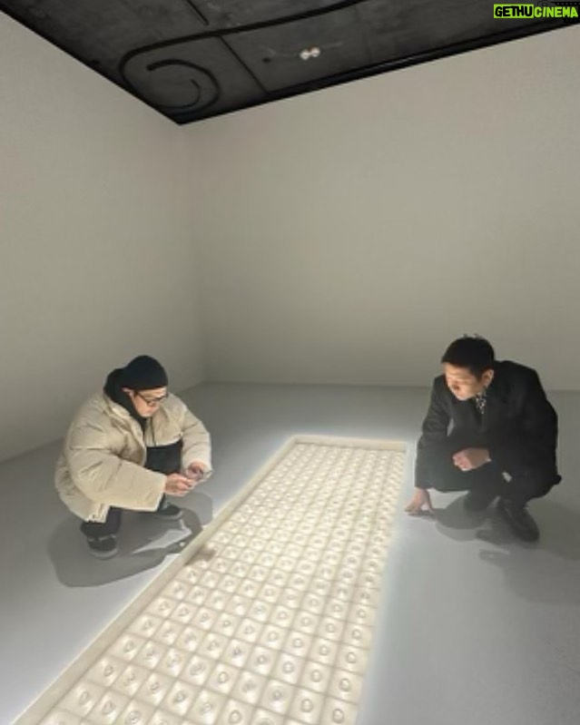 Choi Seung-hyun Instagram - Big Congratulations on the Solo Exhibition 'Cosmic Sensibility' by my Soul Brother @nawa_kohei ! I was greatly inspired by you again! 💫🚀 • Pace Gallery