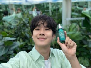 Choi Woo-shik Instagram - 아프리카의 작은 섬, 인도양의 진주라 불리는 모리셔스에서 시작된 '티 엘릭시어 세럼'이 내일(8/26) 공식 런칭 합니다 :) 많은 관심 부탁드려요 💚💚💚

#광고
#프레쉬모리셔스티세럼#스킨리질리언스세럼#프레쉬팝업@freshbeautykorea