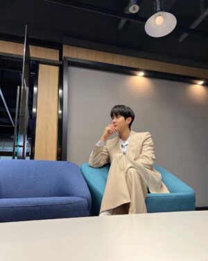 Choi Woo-shik Instagram - 🙋🏻‍♂️