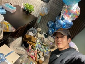 Choi Woo-shik Instagram - 여러분 항상 감사드립니다.
이렇게 요 몇일간 여러분 덕분에
너무나 행복한 나날들을 보내고있습니다. 
항상 건강하시고 행복하세요! 
🙇🏻‍♂️메세지북을 다음에 
함께 읽어보는 자리를 만들어볼께요!!!