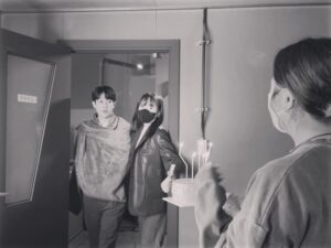 Choi Woo-shik Instagram - 여러분 항상 감사드립니다.
이렇게 요 몇일간 여러분 덕분에
너무나 행복한 나날들을 보내고있습니다. 
항상 건강하시고 행복하세요! 
🙇🏻‍♂️메세지북을 다음에 
함께 읽어보는 자리를 만들어볼께요!!!