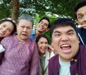 Chomchai Chatvilai Instagram - #บ้านนี้แก่นแสบทุกคน แต่ความจริงยายนิ่มแสบสุด อิอิ 

นานๆแม่เล่นละครที ขอกำลังใจให้ยายนิ่มและครอบครัวแสบสนุกสุดแสนของลูกแก้ว พร้อมเจอทุกคนแล้วในแก่นแก้ว 1 ทุ่มคืนนี้ 

#แก่นแก้วep6 

#MyLittleSaucyGirl

#lakornfamilyplus

#ช่อง3กด33