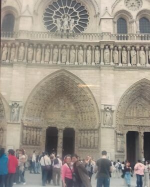Chomchai Chatvilai Instagram - #เห็นแล้วใจหาย เคยไปกับลูกสาว @artspanitnart #NotreDame