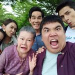 Chomchai Chatvilai Instagram - #บ้านนี้แก่นแสบทุกคน แต่ความจริงยายนิ่มแสบสุด อิอิ นานๆแม่เล่นละครที ขอกำลังใจให้ยายนิ่มและครอบครัวแสบสนุกสุดแสนของลูกแก้ว พร้อมเจอทุกคนแล้วในแก่นแก้ว 1 ทุ่มคืนนี้ #แก่นแก้วep6 #MyLittleSaucyGirl #lakornfamilyplus #ช่อง3กด33