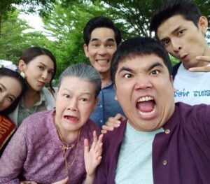 Chomchai Chatvilai Instagram - #บ้านนี้แก่นแสบทุกคน แต่ความจริงยายนิ่มแสบสุด อิอิ 

นานๆแม่เล่นละครที ขอกำลังใจให้ยายนิ่มและครอบครัวแสบสนุกสุดแสนของลูกแก้ว พร้อมเจอทุกคนแล้วในแก่นแก้ว 1 ทุ่มคืนนี้ 

#แก่นแก้วep6 

#MyLittleSaucyGirl

#lakornfamilyplus

#ช่อง3กด33