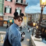 Chris Chiu Instagram - 上次來迪士尼是10年前OMG 不管幾歲來這就會變小孩😁🧡 #迪士尼