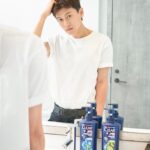 Chris Chiu Instagram - 這罐洗髮精我已經用好久了，再次推薦給大家！ 最近除了拍戲之外，健身還是不能放棄呀，因為工作長期使用的髮膠跟運動完的汗，很容易造成頭皮油膩膩的很不舒服，運動完更是容易殘留汗臭味，再加上最近夏天到了又非常悶熱，維持頭皮清爽真的很重要！ 自從使用「Clear 淨 男士頭皮護理去屑系列 」後，洗完頭皮不僅超舒服外，肌膚也能立刻感受到勁涼冰爽感，根本是夏天消暑的法寶✌🏼 我自己特別喜歡「清爽控油型」這款，有時偏季節性會有頭皮屑產生，所以每次拍戲、運動完必用這款，添加了青檸及薄荷的雙重精華，洗完後頭髮乾淨又蓬鬆，重點是真的很清爽也很好聞！ 有頭皮屑及易癢頭皮困擾的人，可以試試「冰爽薄荷止癢型」，添加3 倍薄荷精粹，洗完超涼爽，真的酷暑必備！ 全新升級的頭皮護理配方，添加護膚級的「5X 菸鹼醯胺」，從根源保養修護頭皮， 28 天徹底去屑，這個夏天最強的頭皮淨屑守門員就是它了😝 一罐抵好多罐，夏天頭髮最佳夥伴就是「Clear 淨」快去擁有它吧😉 MOMO x CLEAR淨 去屑洗髮3入62 折up *活動促銷以最終通路公告及結帳為準 https://reurl.cc/RzQXKg #Clear淨 #全新配方升級 #最強淨屑守門員 #頭皮養護專家 #根源養護頭皮28天賦活淨屑